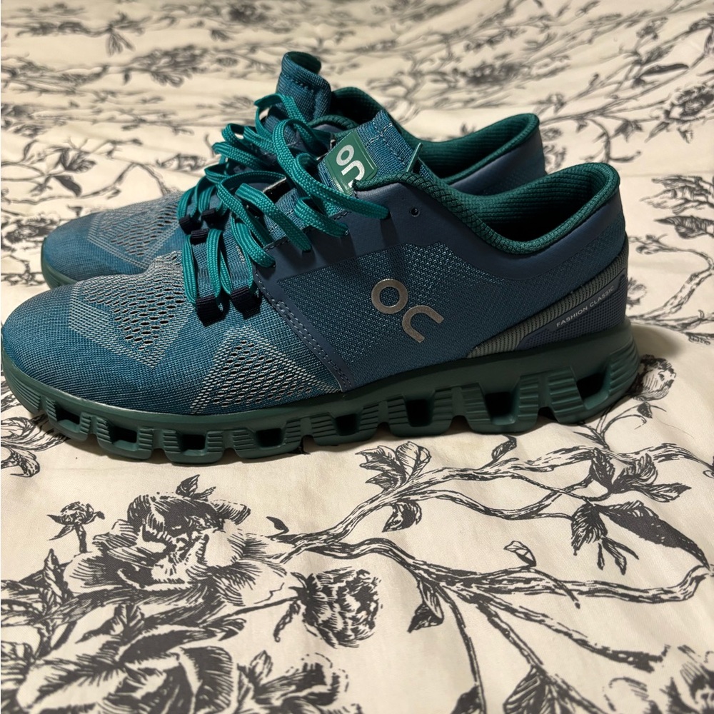 Men’s on running size 10 shoes (from Tik tok shop)